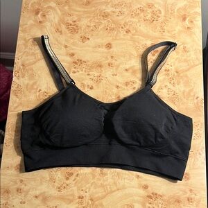 Black Seamless Scoop Neck Bra with Adjustable Straps